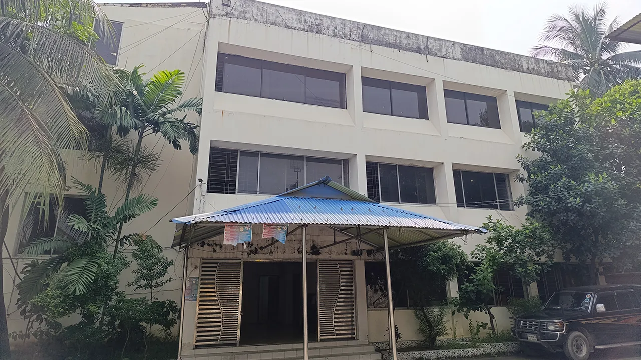 অবৈধ দখল আর অপরাধে অরক্ষিত নারায়ণগঞ্জ সওজ অফিস