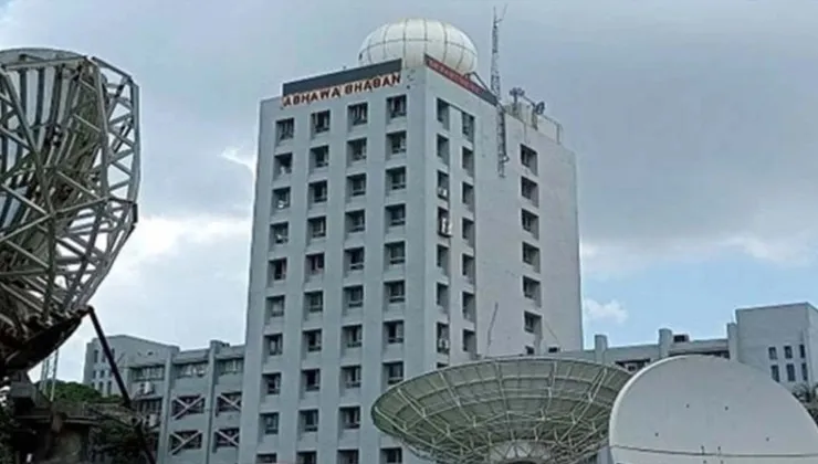ভ্যাপসা গরমে ক্লান্ত মানুষ, শীত নামবে নভেম্বরের আগে নয়