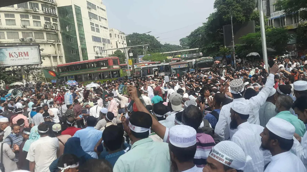 ২০ শতাংশ বাড়িভাতা বৃদ্ধির দাবিতে উত্তাল শাহবাগ