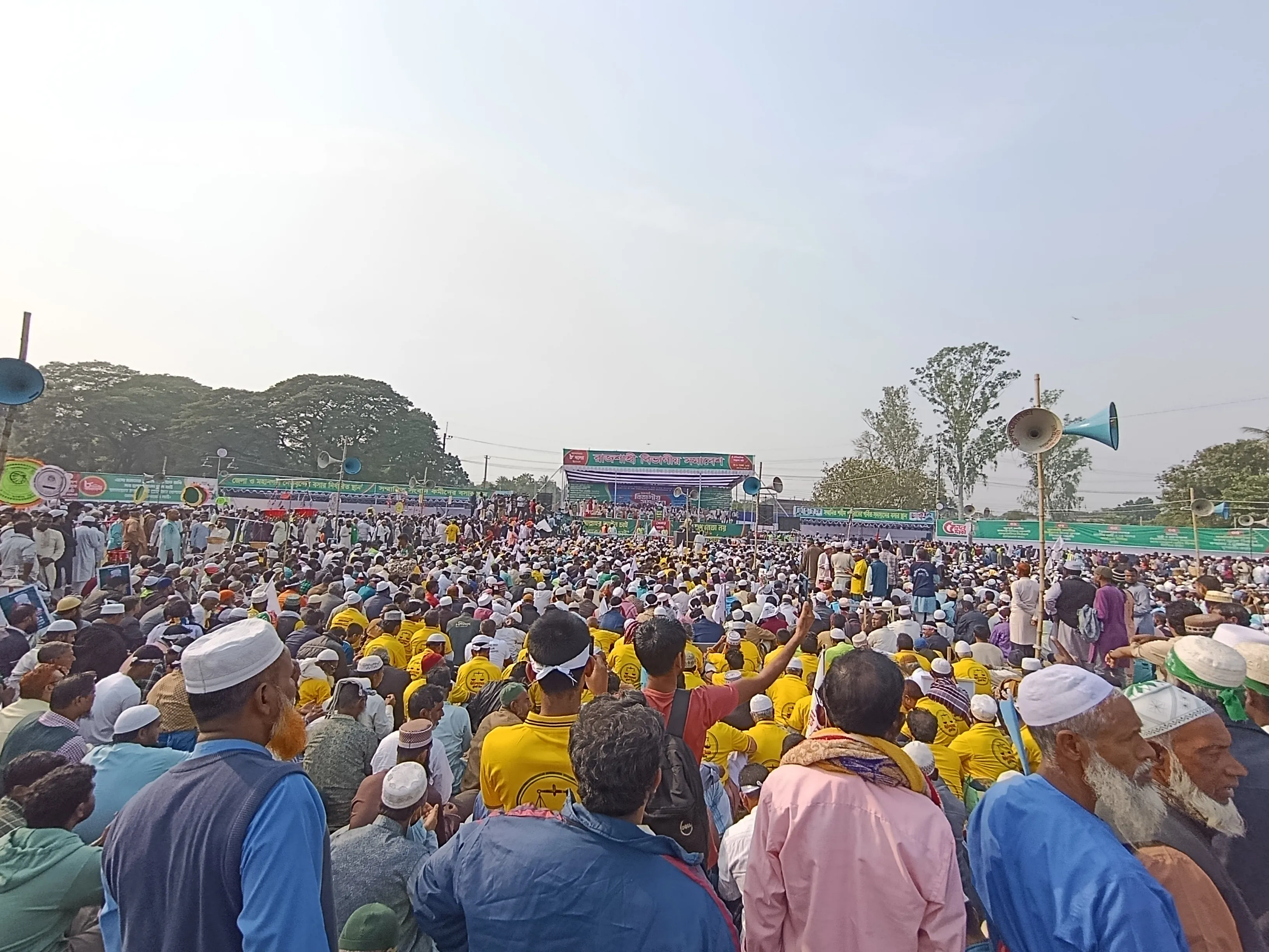 রাজশাহীতে কানায় কানায় পূর্ণ আট দলীয় সমাবেশে জনস্রোত