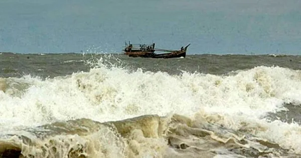 সমুদ্রবন্দর থেকে নামল সতর্ক সংকেত