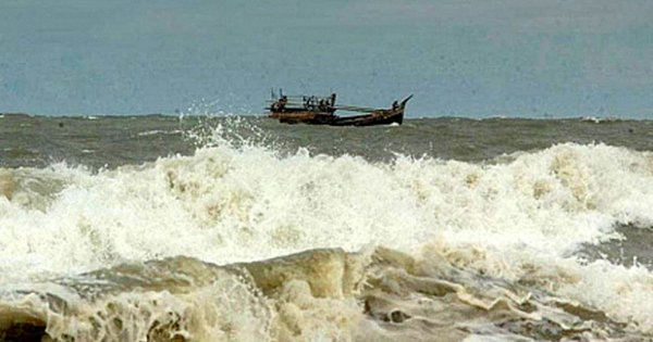 সমুদ্রবন্দর থেকে নামল সতর্ক সংকেত
