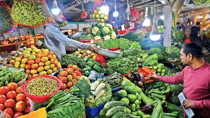 কৃষক ক্ষতিগ্রস্ত, ভোক্তা জ্বালায়—হাতবদলে সবজির দাম বেড়ে চারগুণ