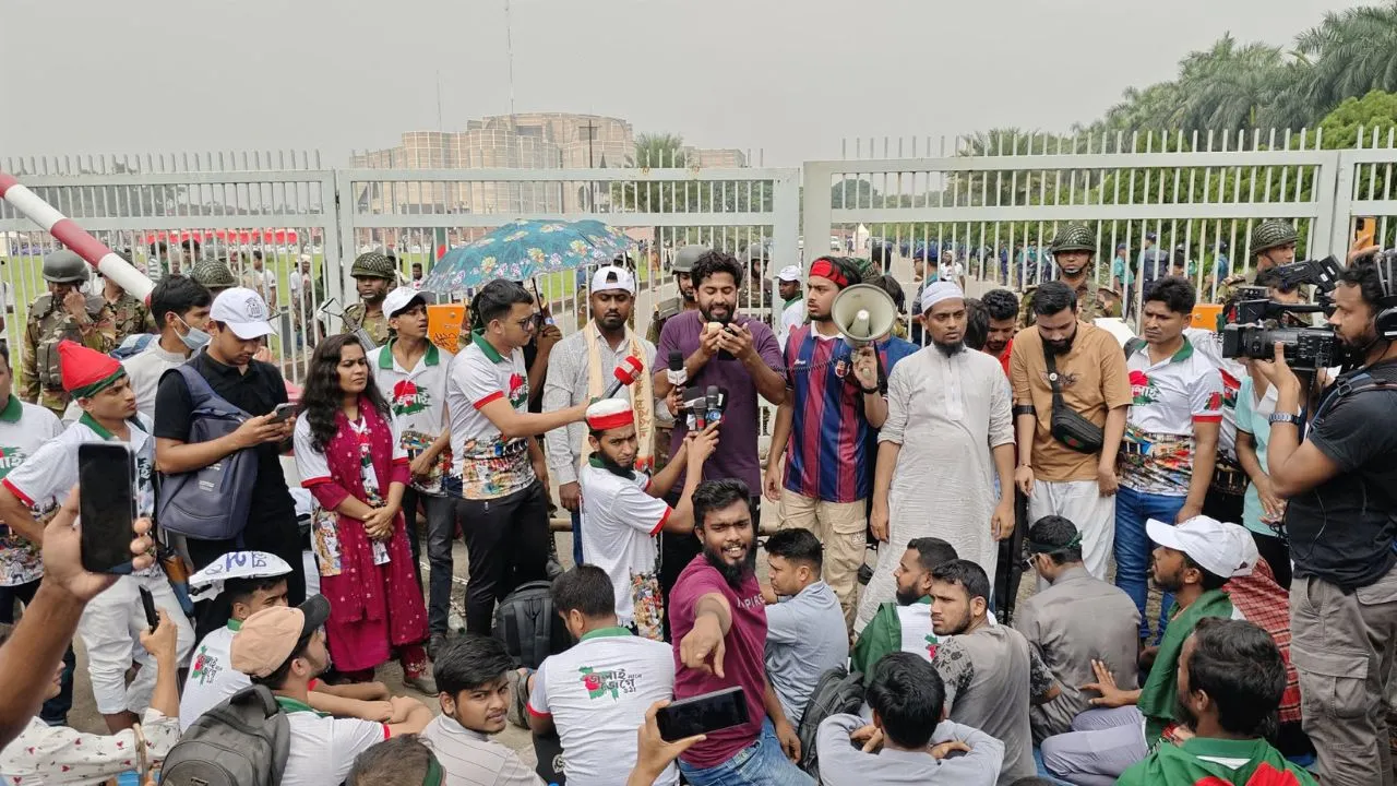 তিন দাবিতে সংসদ ভবনের গেটে ‘জুলাই যোদ্ধাদের’ অবস্থান