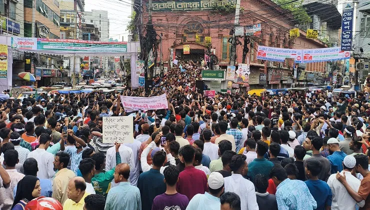 বৃষ্টিতে ভিজে রাজপথে কুমিল্লাবাসী: বিভাগ ঘোষণার দাবিতে মানবস্রোত