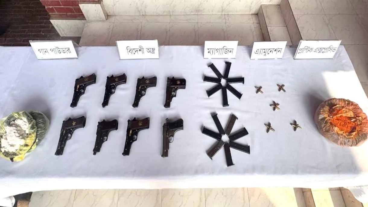 বিমানবন্দর স্টেশনে সেনার অভিযানে বিপুল অস্ত্র উদ্ধার