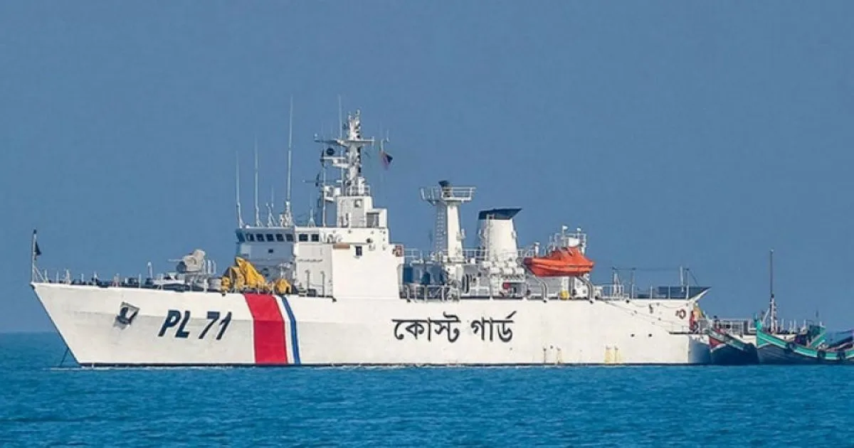 ডুবে যাওয়া দুই শ্রমিককে গাছের ডাল থেকে জীবিত উদ্ধার করল কোস্টগার্ড
