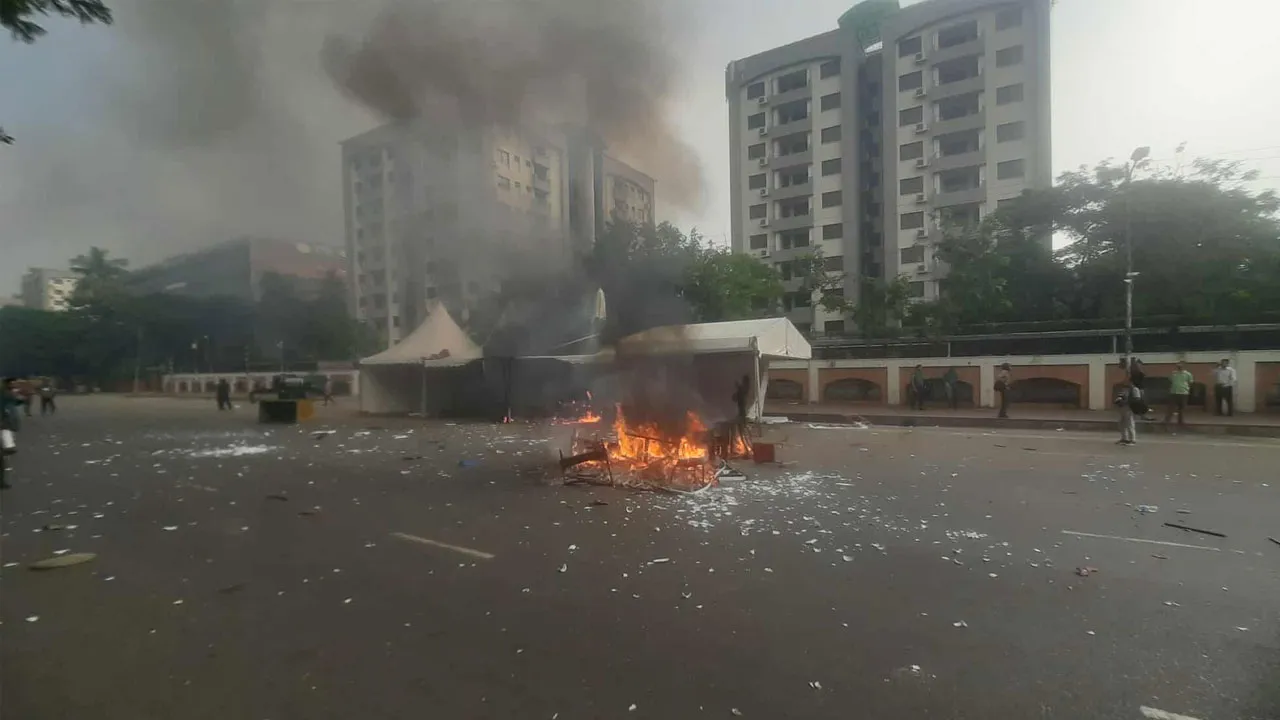 জুলাই সনদ স্বাক্ষর ঘিরে মানিক মিয়া এভিনিউ রণক্ষেত্র