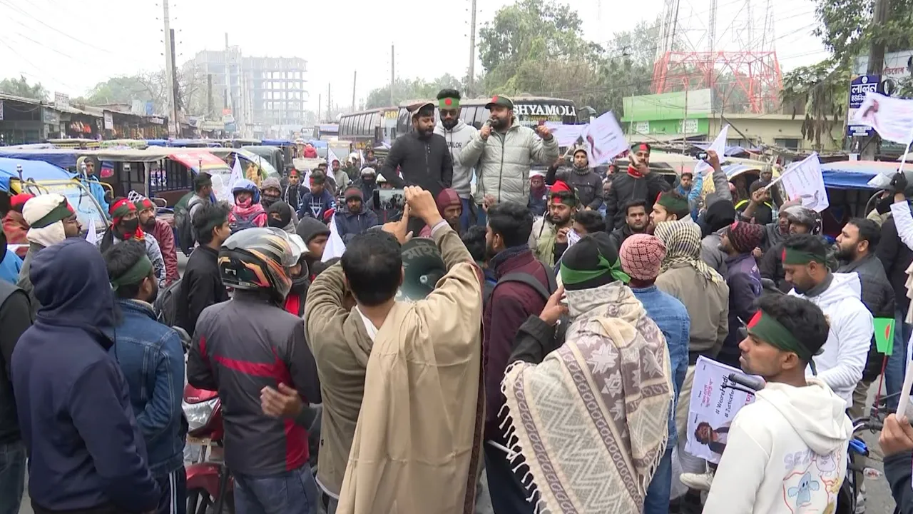 হাদি হত্যার বিচার দাবিতে কুষ্টিয়ায় অবরোধ