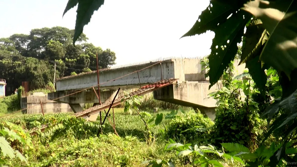 মাদারীপুরে ১১ কোটি টাকার সেতু ১৪ মাস ধরে অচল