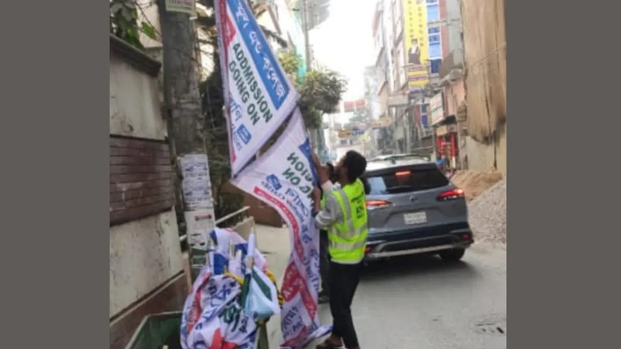 ৩৬ নম্বর ওয়ার্ডে ডিএনসিসির ব্যানার–ফেস্টুন উচ্ছেদ