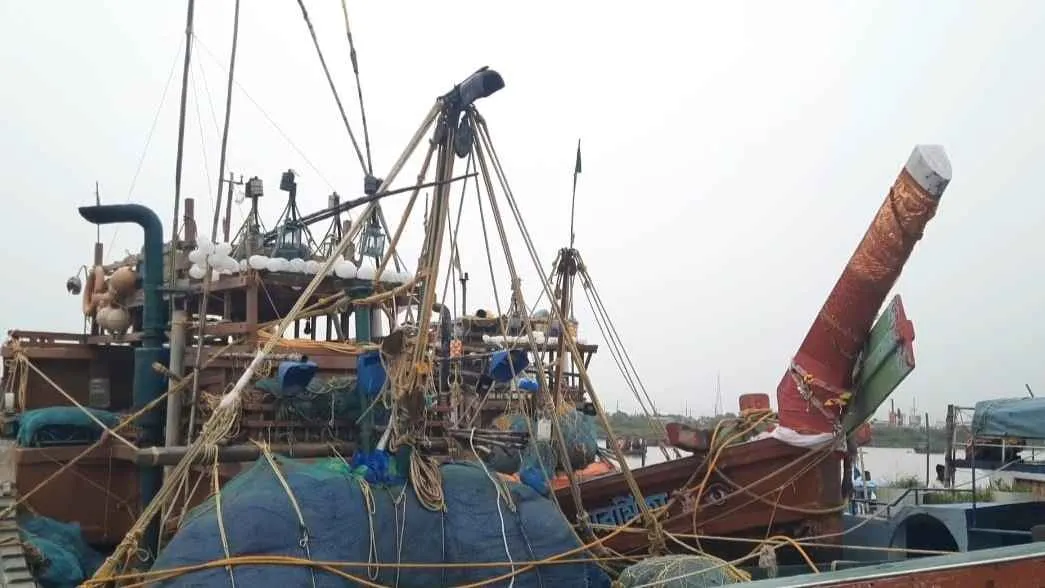 বঙ্গোপসাগরে অনুপ্রবেশ: ১৪ ভারতীয় জেলেসহ ট্রলার আটক