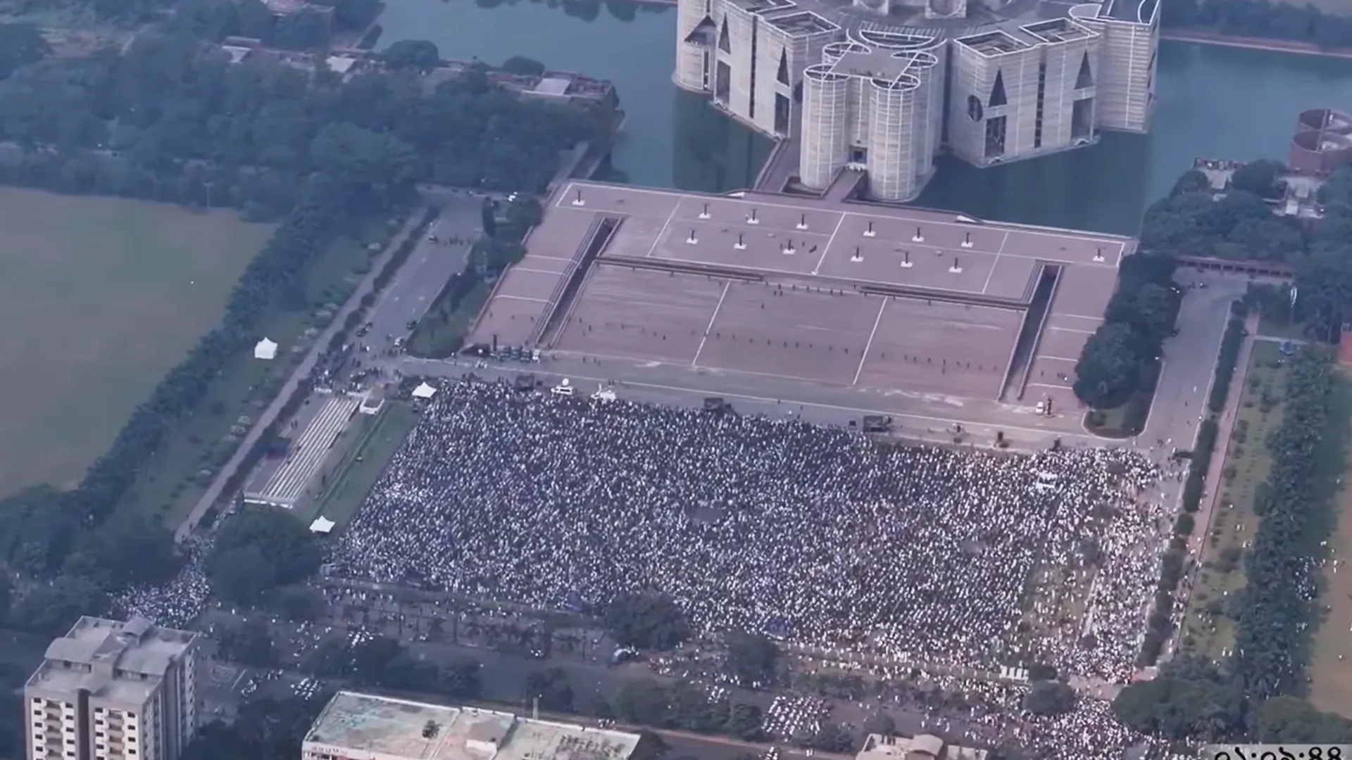 শহীদ হাদির জানাজা: সংসদ ভবন এলাকায় জনস্রোত