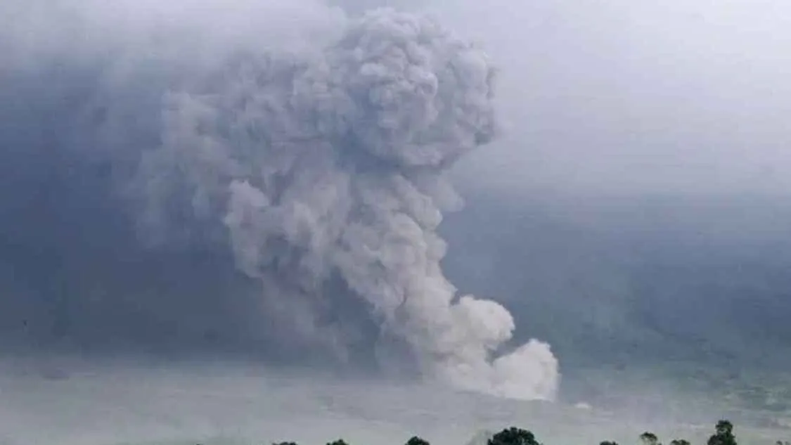 ইন্দোনেশিয়ায় জেগে উঠল সুপ্ত আগ্নেয়গিরি