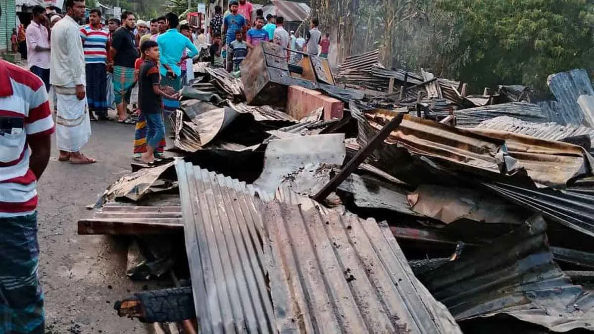 লক্ষ্মীপুরে আগুনে ১০ দোকান ভস্মীভূত