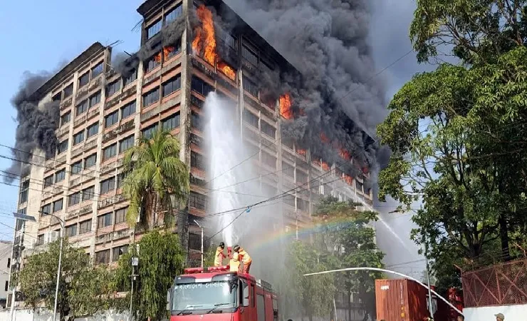 আগুন নিয়ন্ত্রণের বাইরে, ধসে পড়ার আশঙ্কা