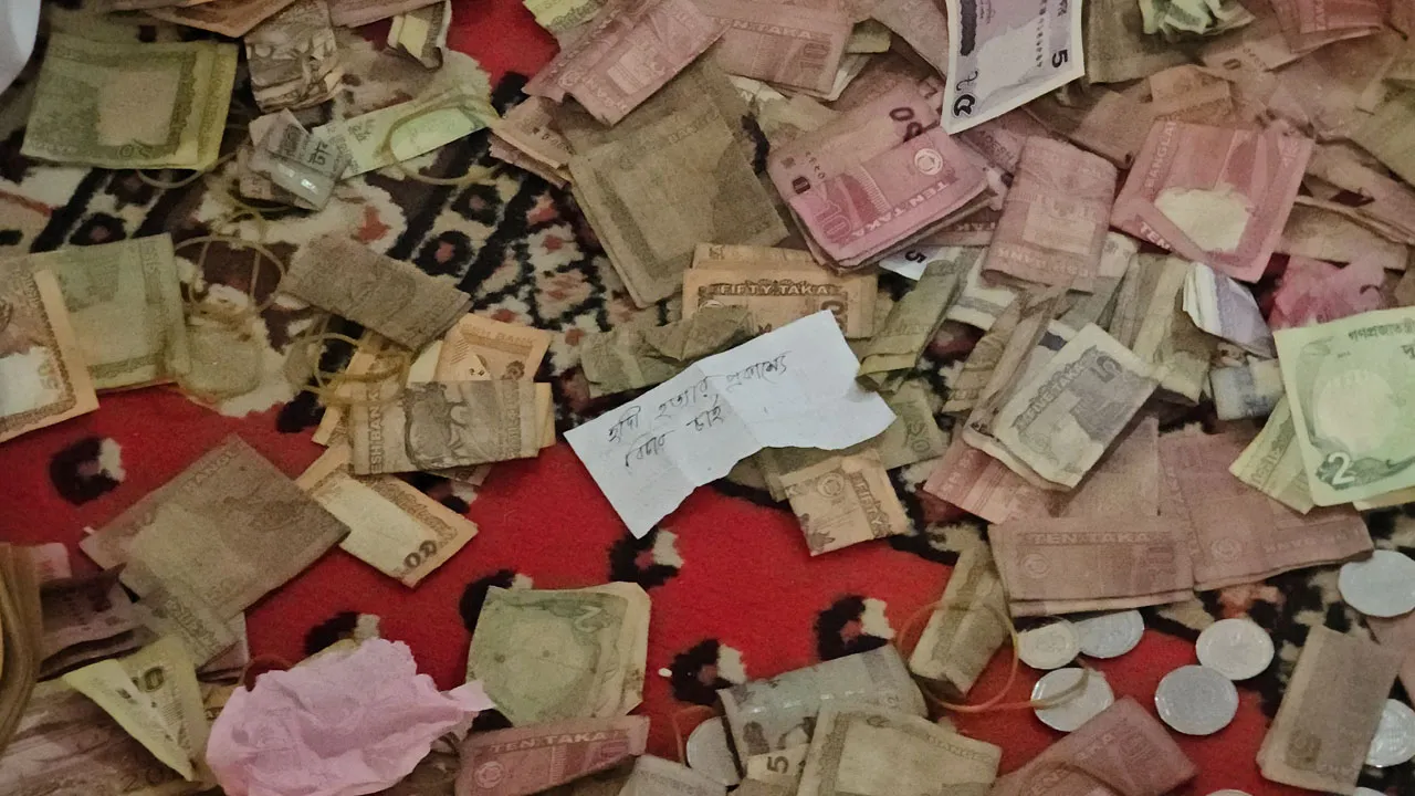 পাগলা মসজিদের দানবাক্সে প্রতিবাদের চিরকুট