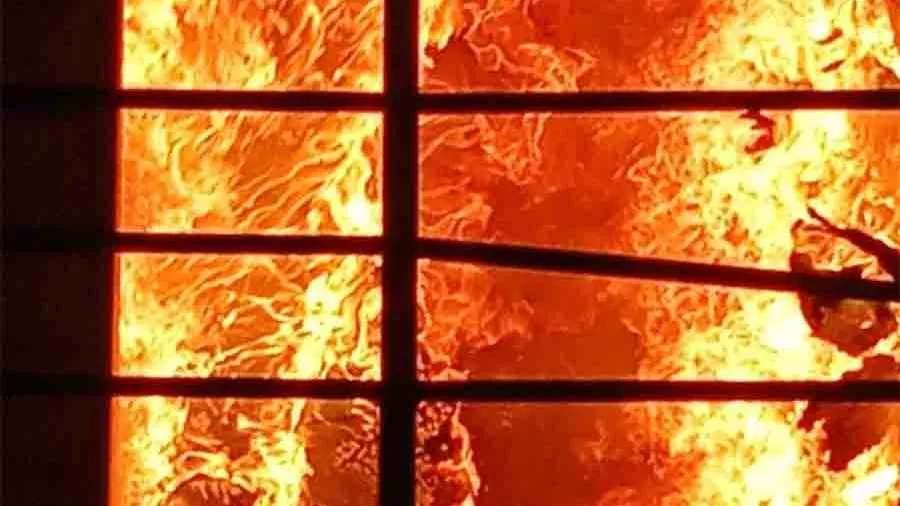 কলকাতায় লালবাজারে গুদামে ভয়াবহ আগুন