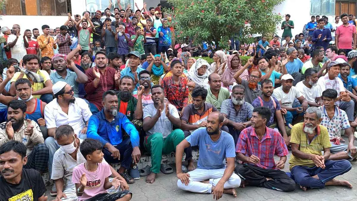বেতন বাড়ানোর দাবিতে রাসিক শ্রমিকদের বিক্ষোভ