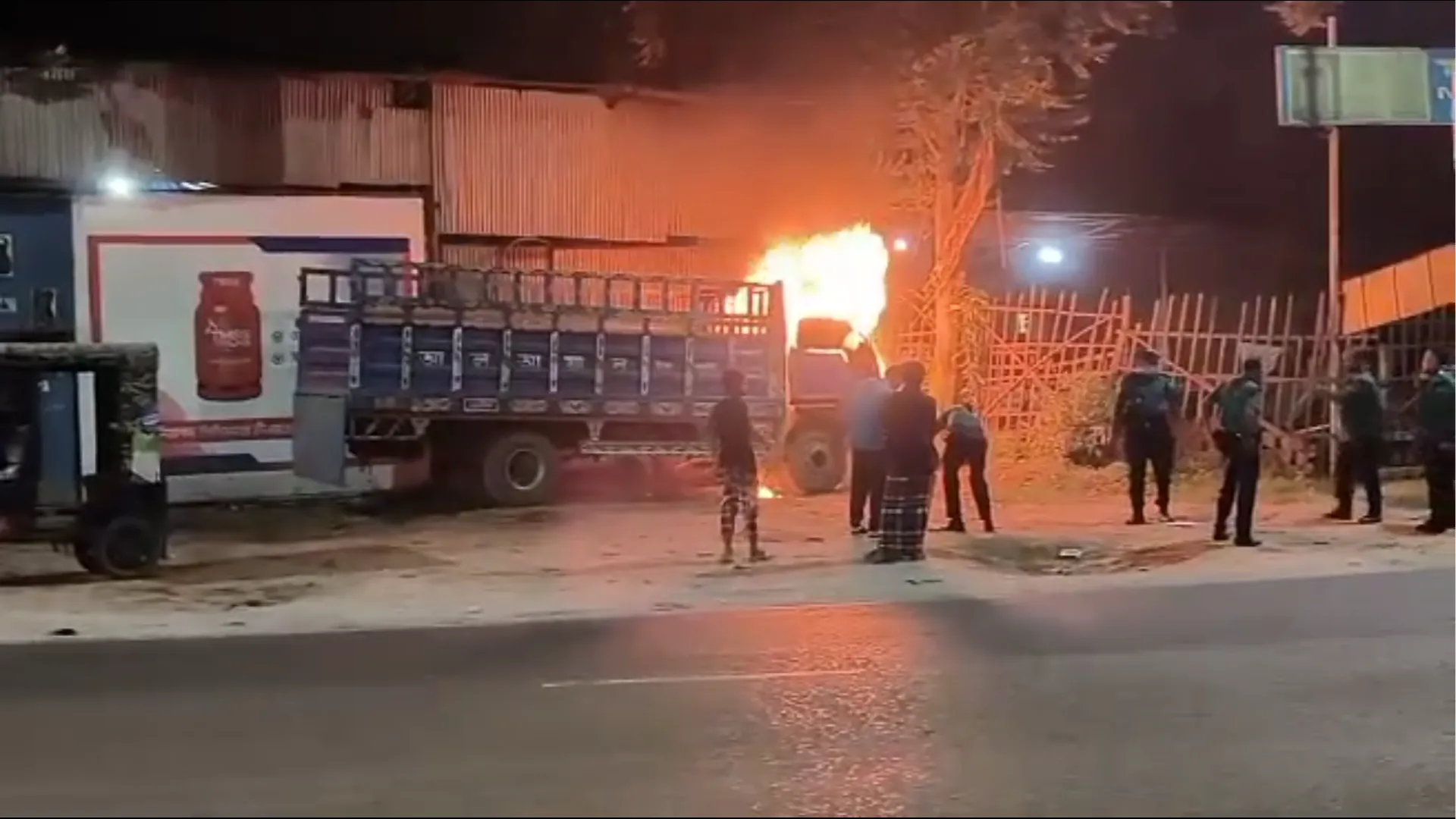 গভীর রাতে রামপুরায় দুর্বৃত্তদের ট্রাকে আগুন