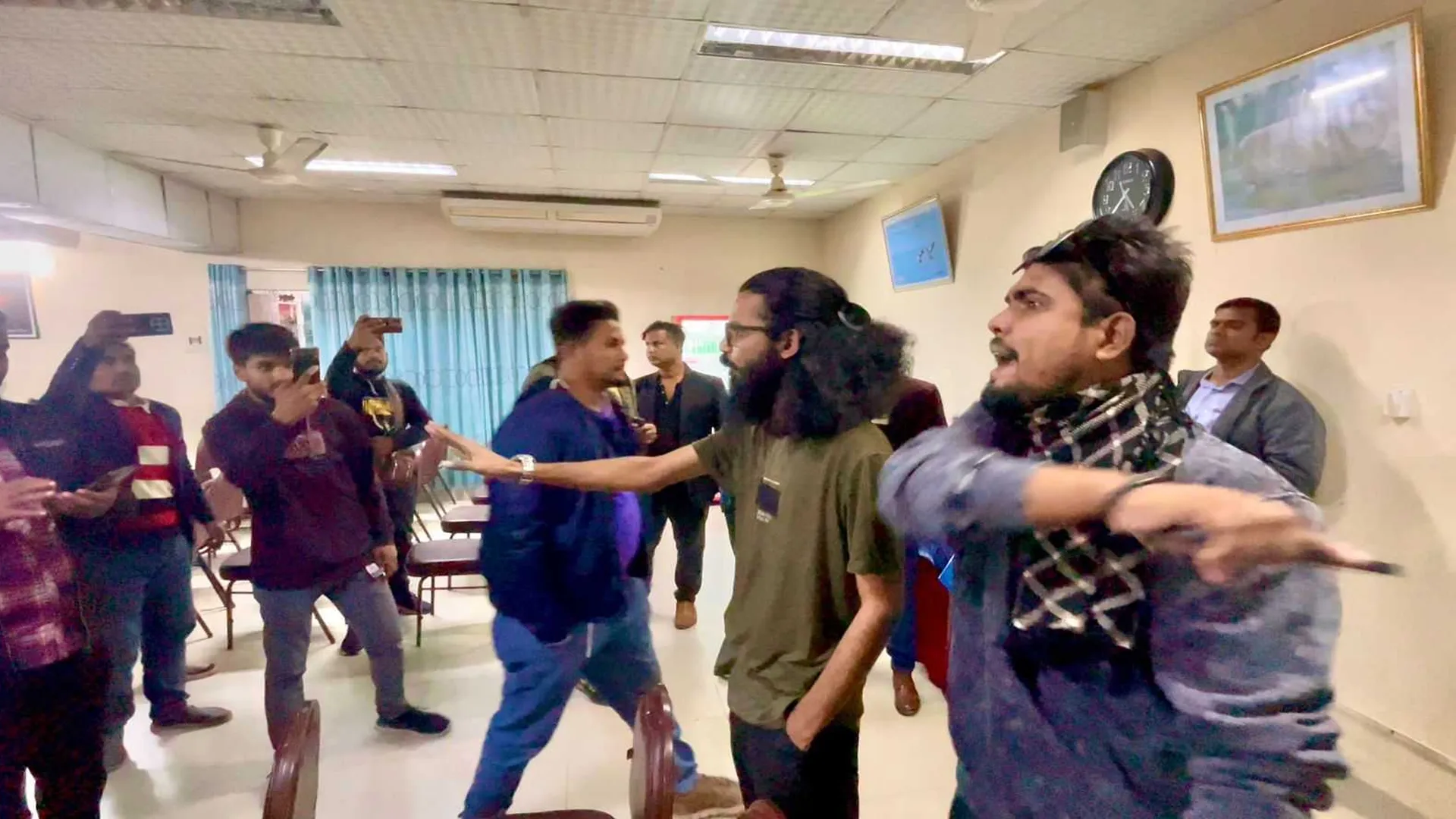 সাংবাদিকদের হুমকি দেয়ায় যুবশক্তির সেই দুই নেতাকে অব্যাহতি