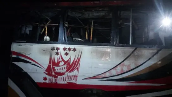 ধামরাইয়ে দাঁড়িয়ে থাকা বাসে আগুন