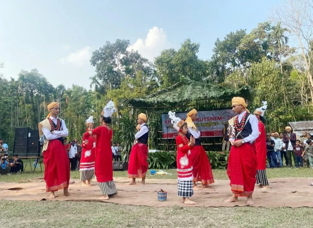 নাচে-গানে উৎসবমুখর পরিবেশে খাসিয়াদের বর্ষবরণ