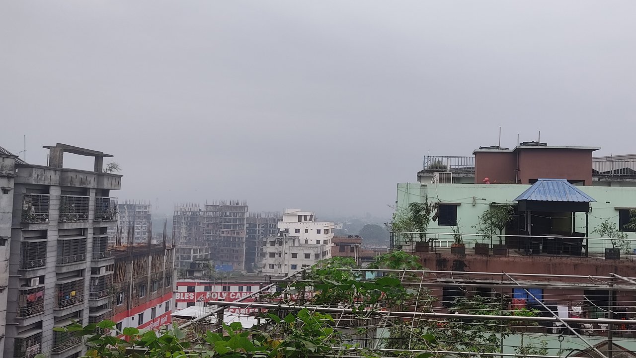 সকালে হালকা কুয়াশার পর মেঘে ঢাকা ঢাকার আকাশ, দেশের বিভিন্ন স্থানে মাঝারি থেকে ভারী বর্ষণের শঙ্কা