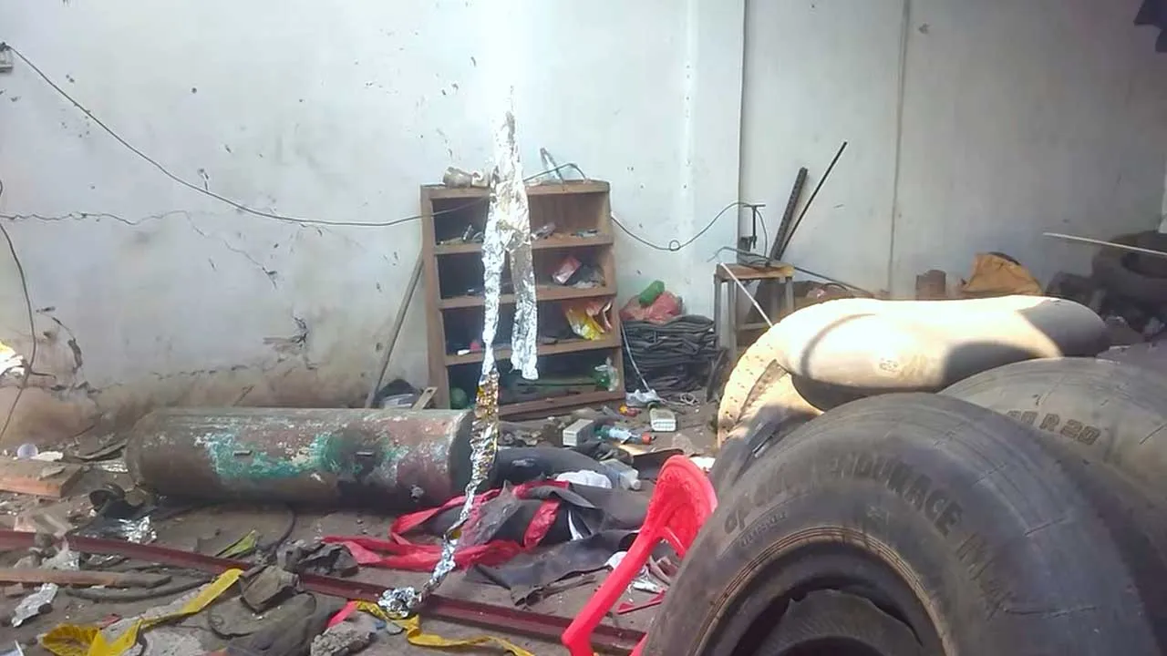 হাওয়া মেশিন বিস্ফোরণে হাত-পা ছিন্নভিন্ন