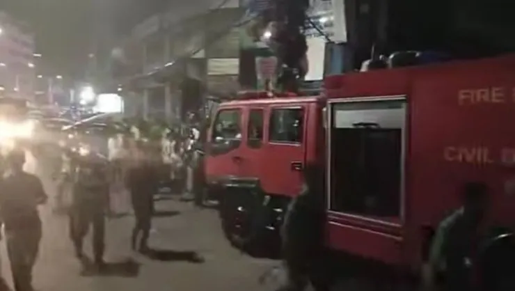 চট্টগ্রামে বহুতল ভবনে আগুন
