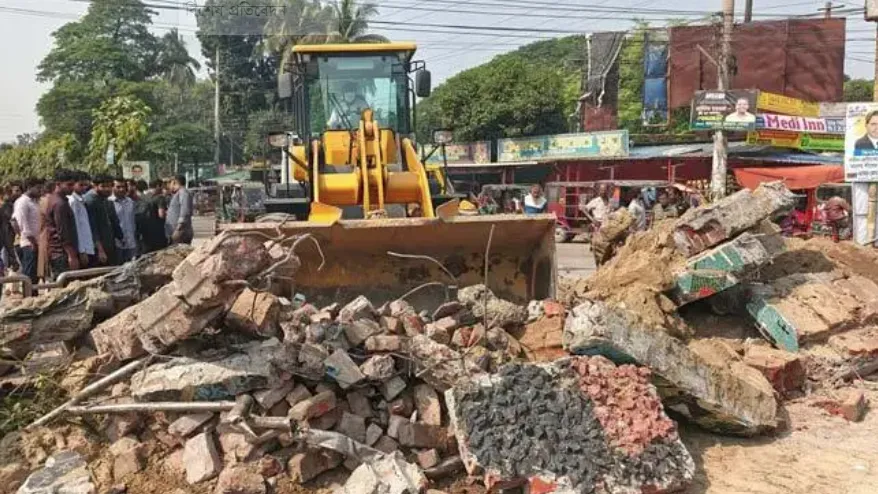 ঝিনাইদহে শেখ মুজিবের ‘এক তর্জনী’ স্তম্ভ গুঁড়িয়ে দিল ছাত্র-জনতা