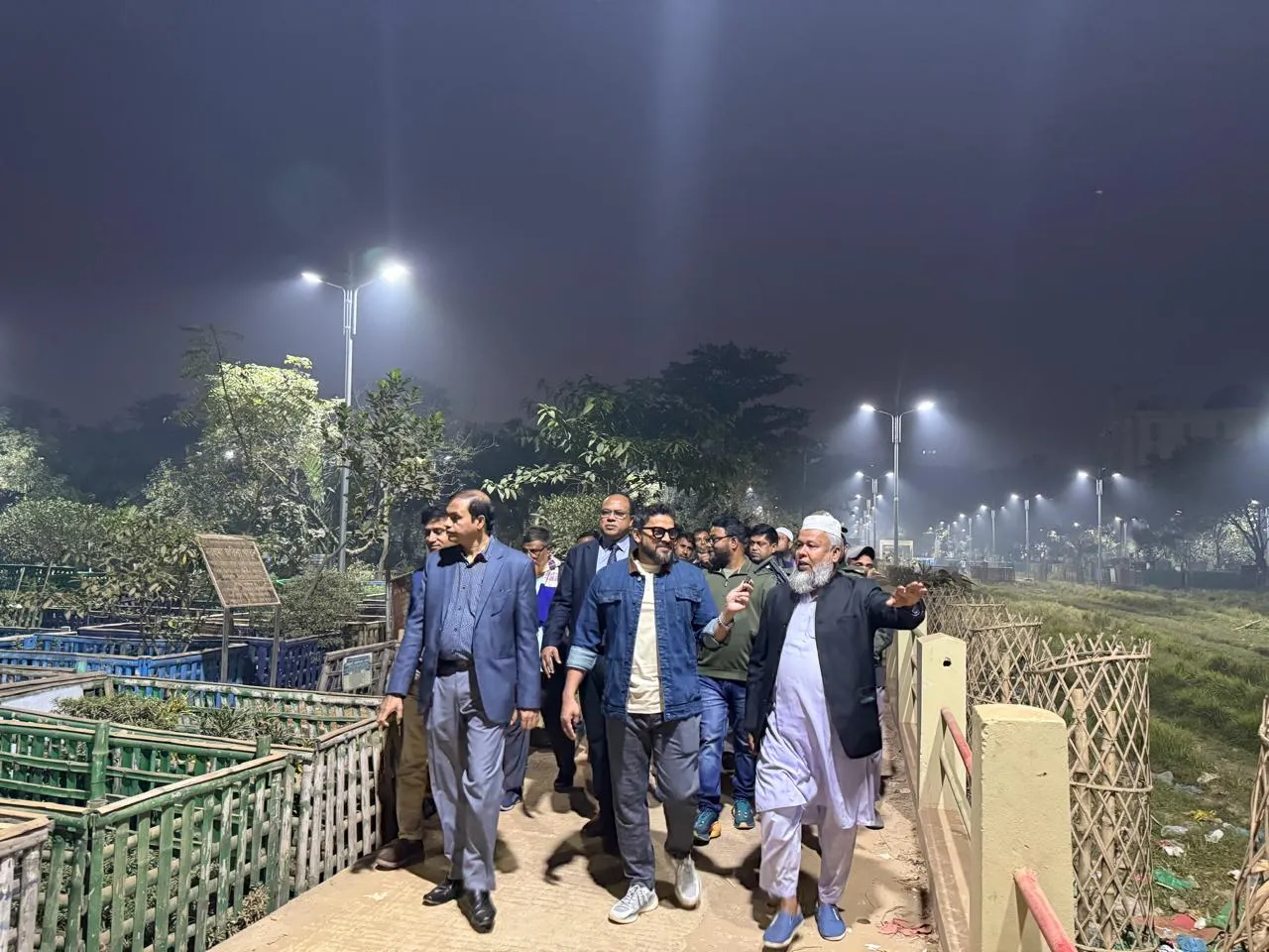 আলোয় আলোকিত মিরপুরের কবরস্থান