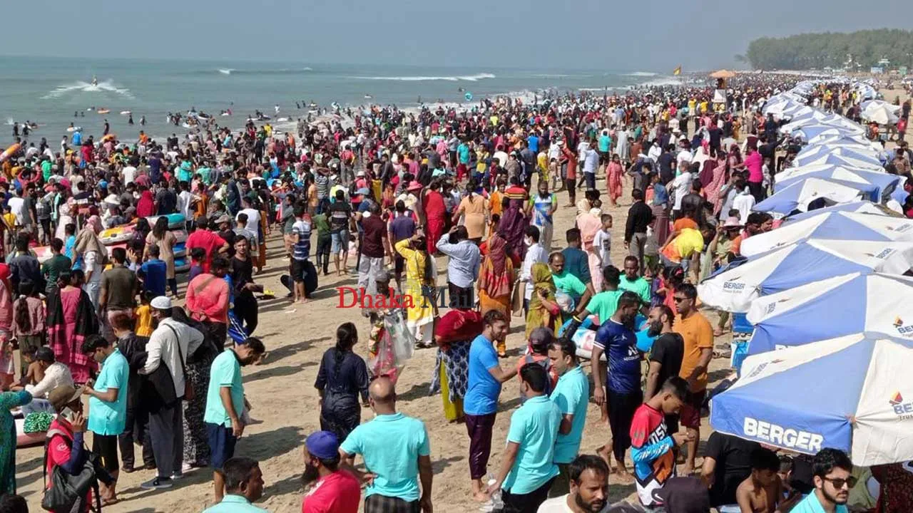 মৌসুমের শুরুতেই কক্সবাজারে পর্যটকের ঢল