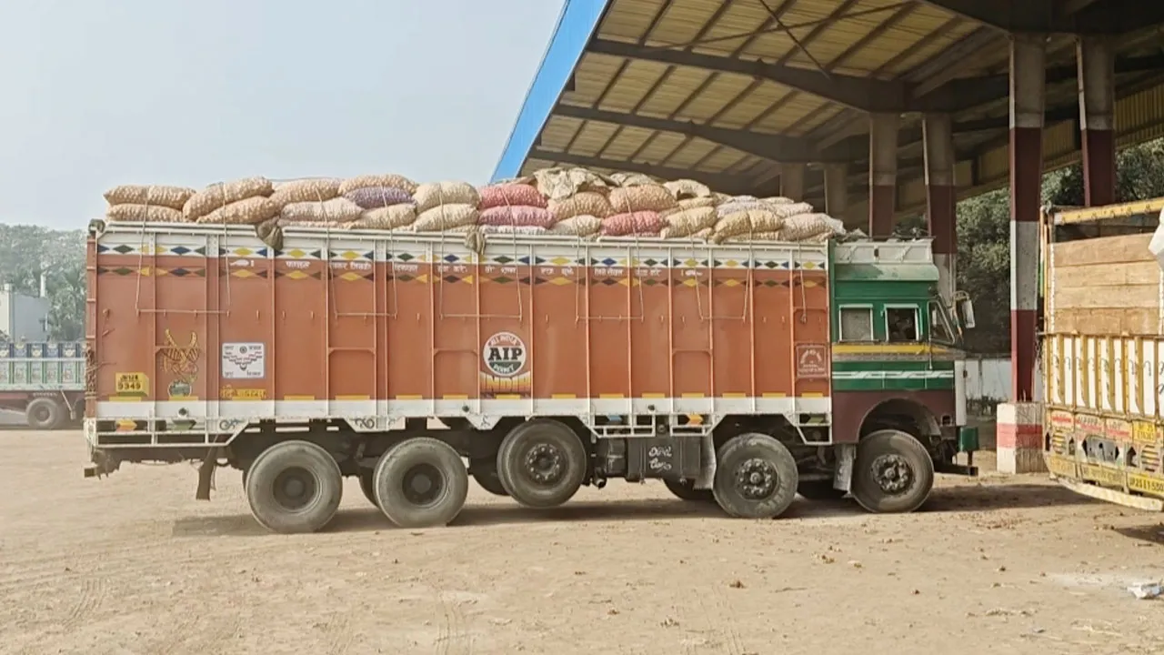সোনামসজিদ পথে এলো আরও ৪১৯ টন পেঁয়াজ