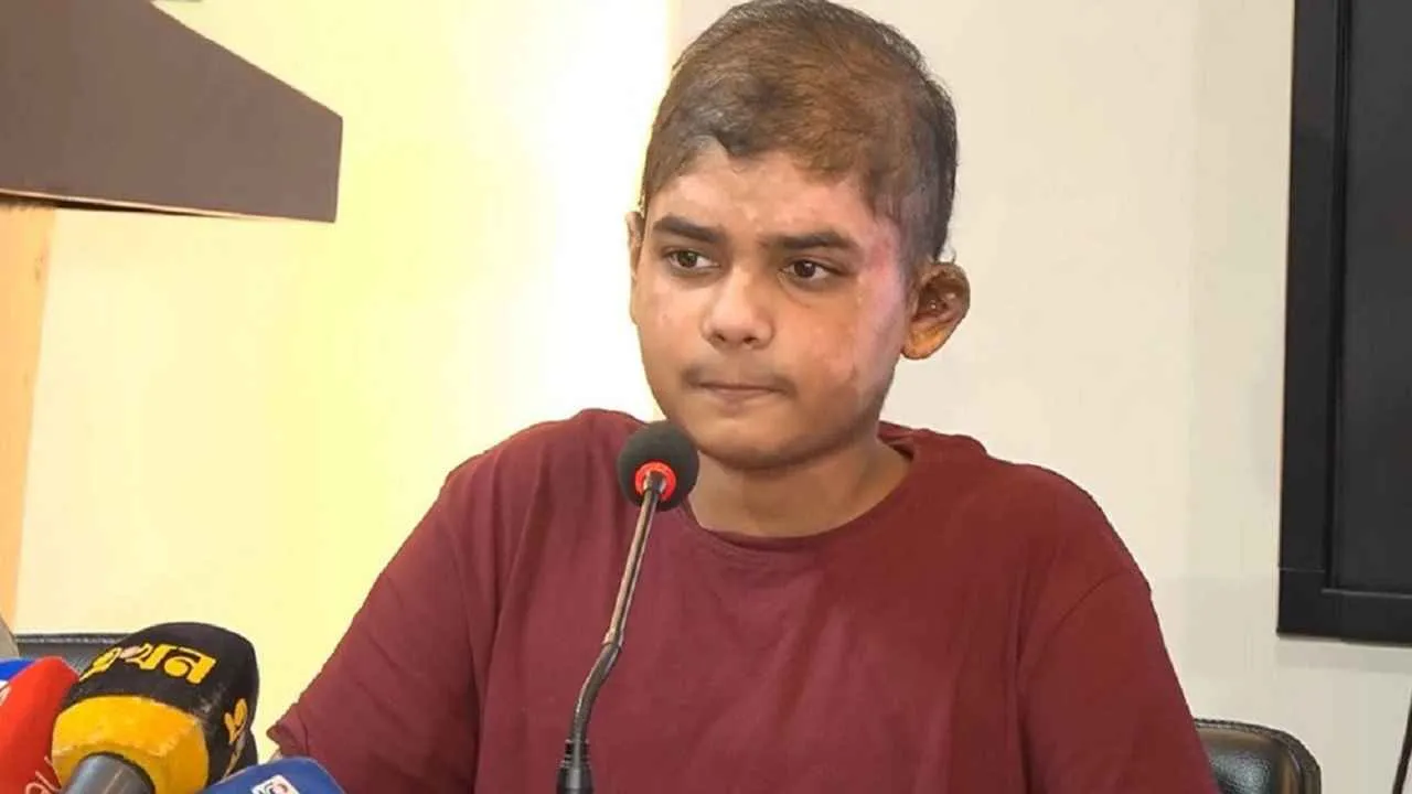 ৩৪ অস্ত্রোপচার শেষে ১২২ দিন পর মায়ের কোলে ফিরল আরিয়ান