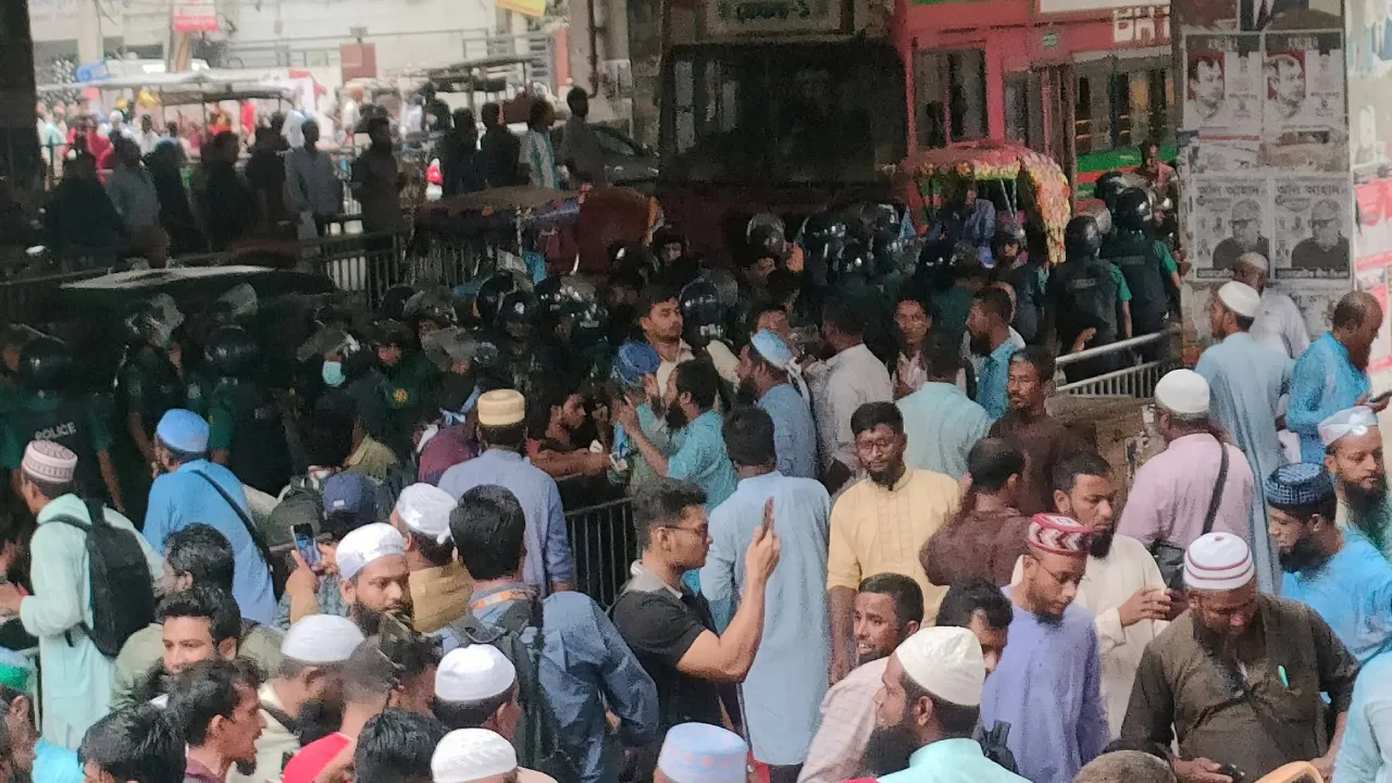 ইবতেদায়ী শিক্ষকদের মিছিল পুলিশের হস্তক্ষেপে ছত্রভঙ্গ