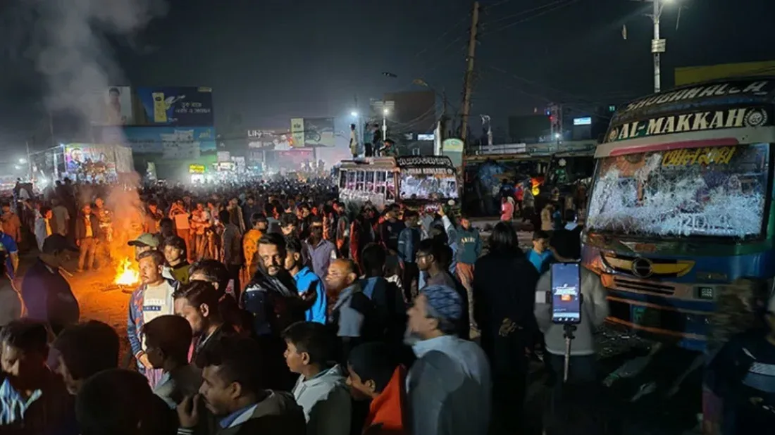 হাফ ভাড়া নিয়ে শ্রমিক-শিক্ষার্থী সংঘর্ষে অর্ধশতাধিক বাস ভাঙচুর, আহত ৬০