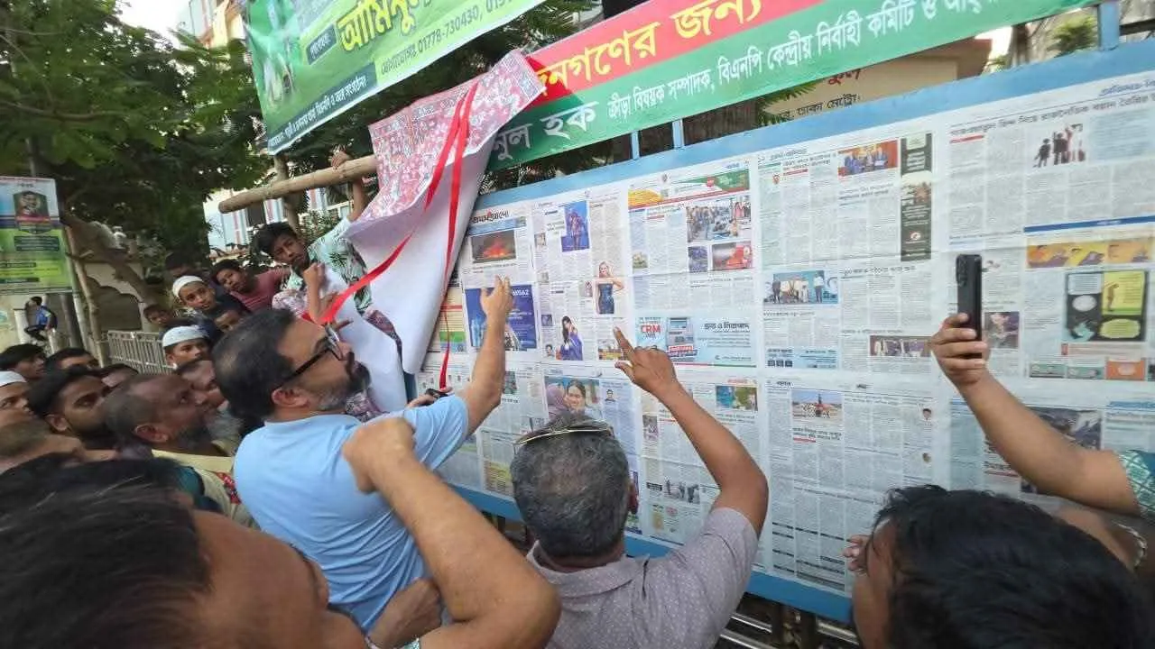 পড়ার সংস্কৃতি গড়ে তুলতে মোড়ে মোড়ে ‘পত্রিকা সাইনবোর্ড’