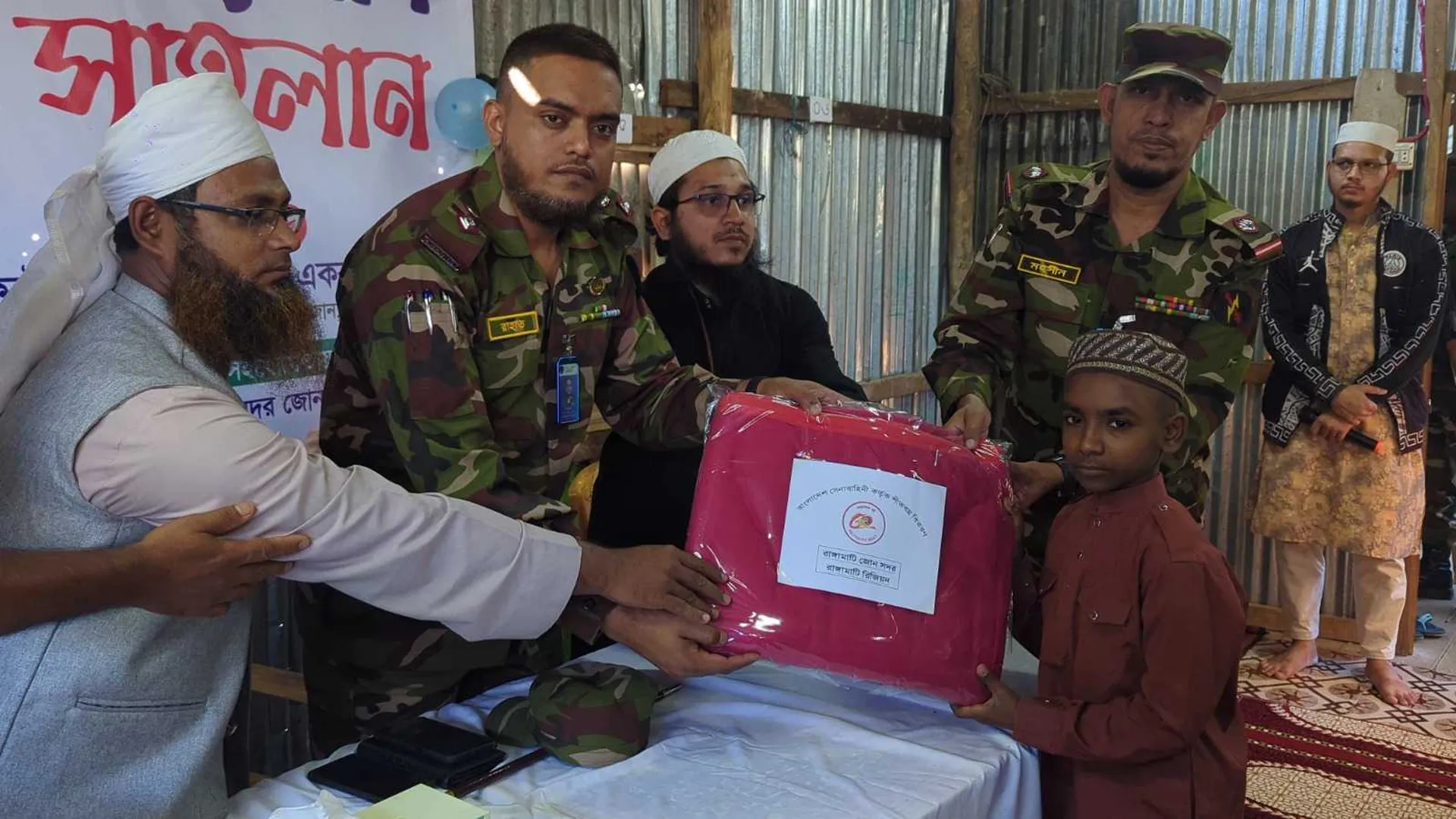 শীতবস্ত্র নিয়ে মাদরাসার শিক্ষার্থীদের পাশে সেনাবাহিনী