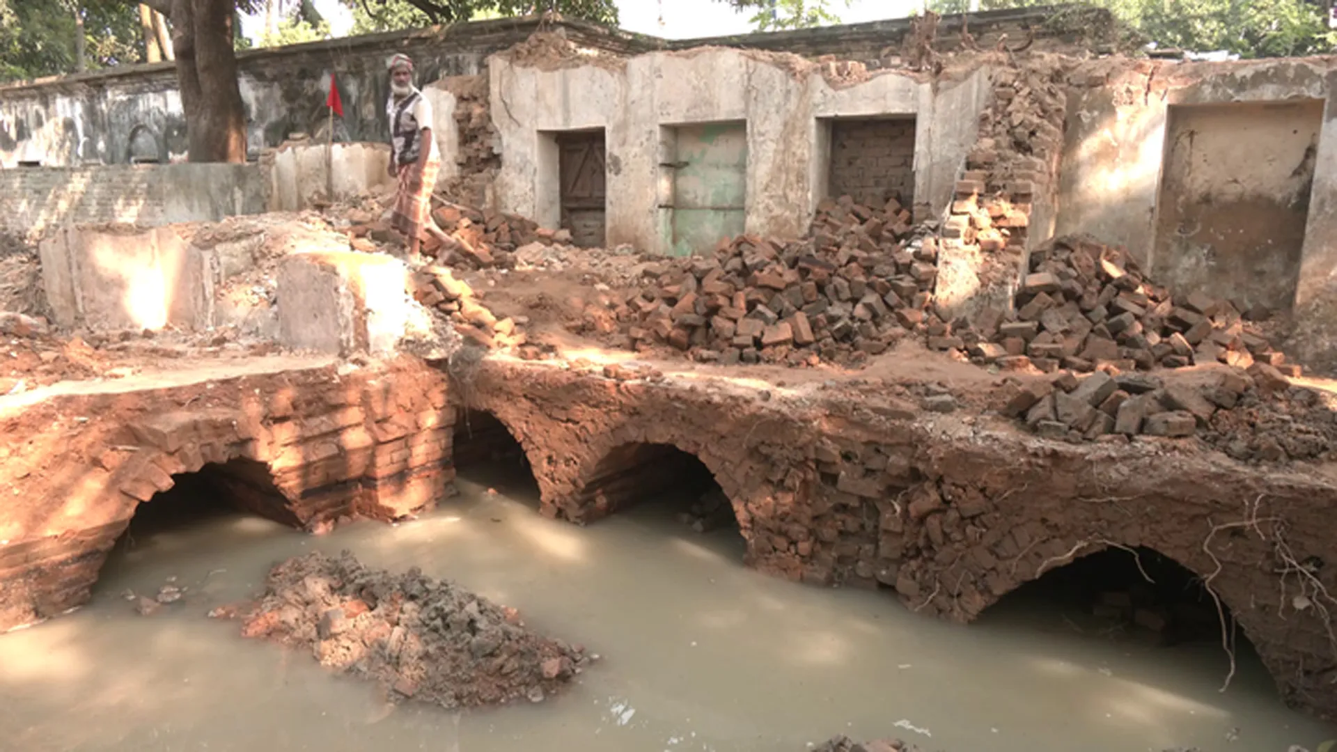 রাজশাহীর পরিত্যক্ত রাজবাড়ি ভাঙার সময় দেখা মিলল সুড়ঙ্গের