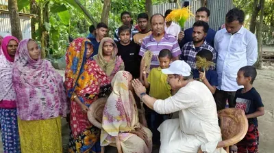 ভোটের মাঠে প্রার্থী দিচ্ছেন চোখের চিকিৎসা