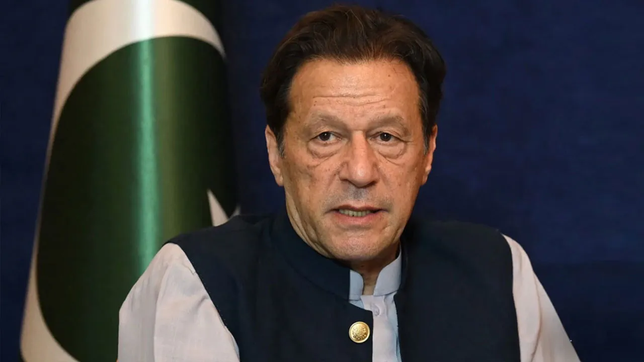 ইমরান খানের খোঁজ দাবিতে বিক্ষোভ