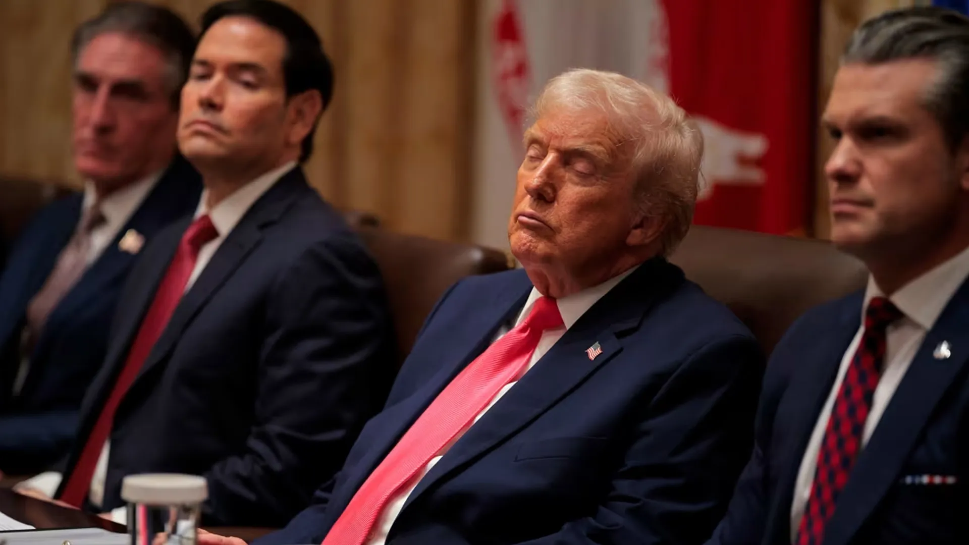 নিজেকে ‘আগের চেয়ে বেশি চনমনে’ দাবির পরই বৈঠকে ঘুমালেন ট্রাম্প