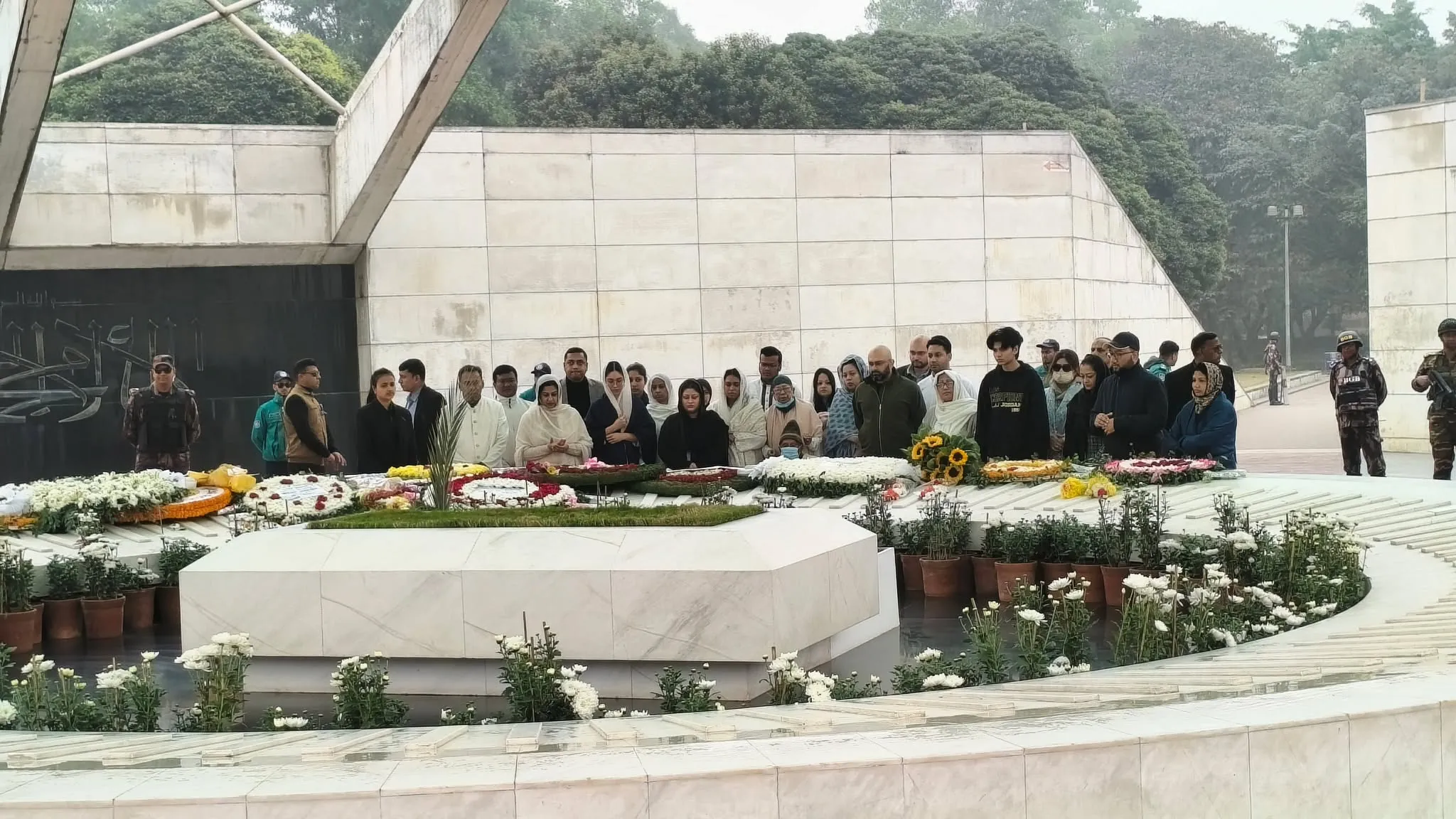 খালেদা জিয়ার কবরে নাতনি জাইমা রহমানসহ পরিবারের সদস্যদের জিয়ারত