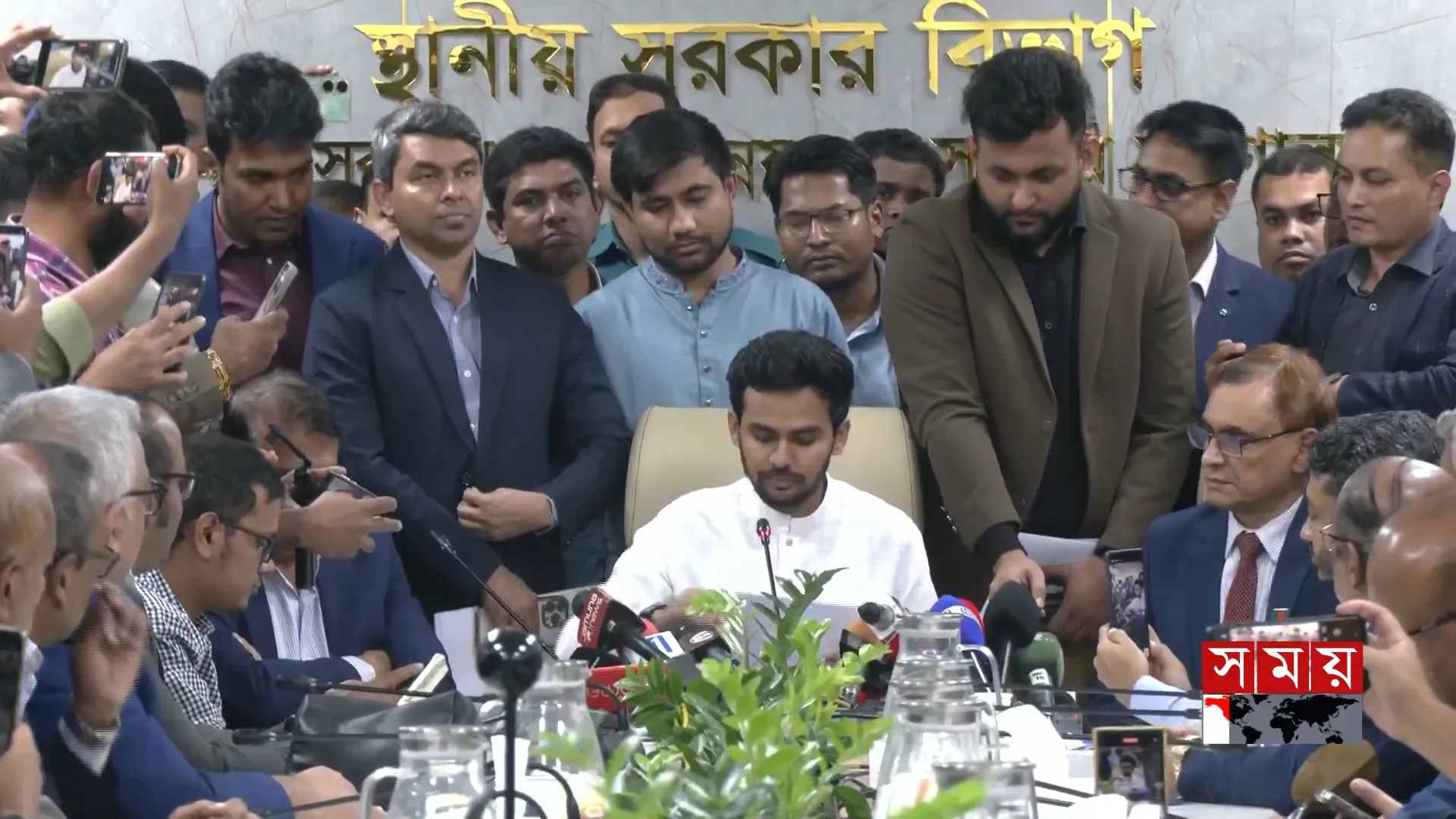 কূটনৈতিক পাসপোর্ট জমা দিয়েছেন আসিফ মাহমুদ