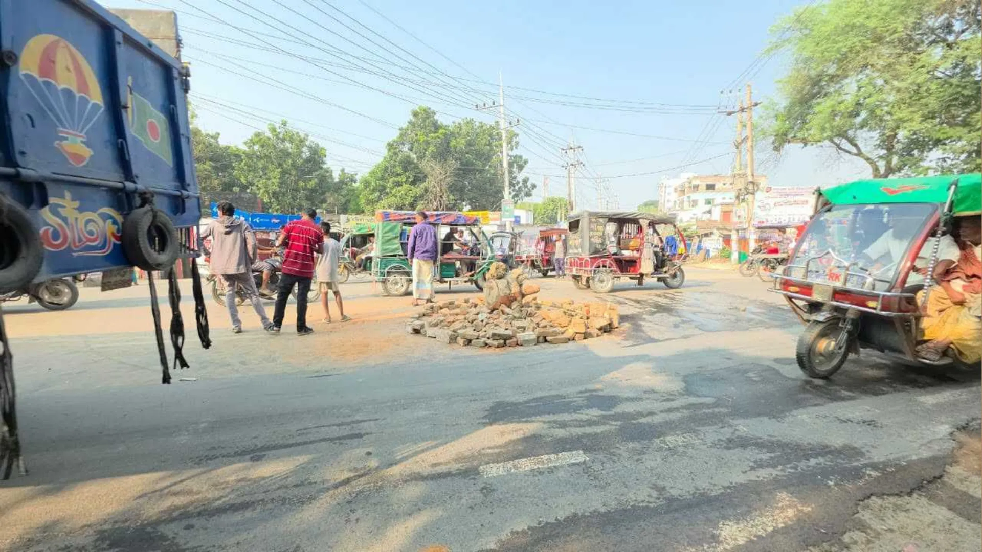 ট্রাকচাপায় মোটরসাইকেল আরোহী শিশু নিহত, মহাসড়ক অবরোধ