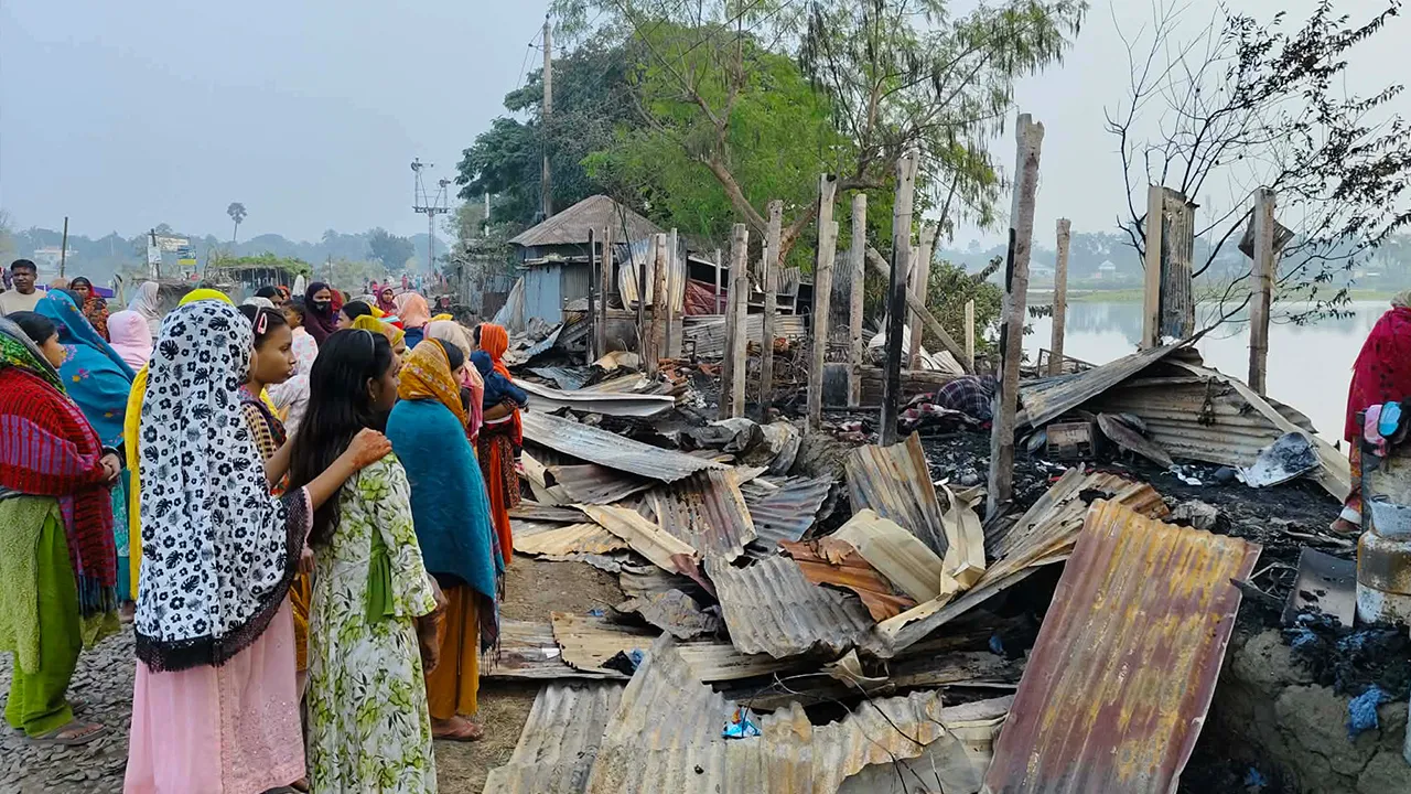 আগুনে সর্বস্ব হারাল রেললাইনের চার পরিবার