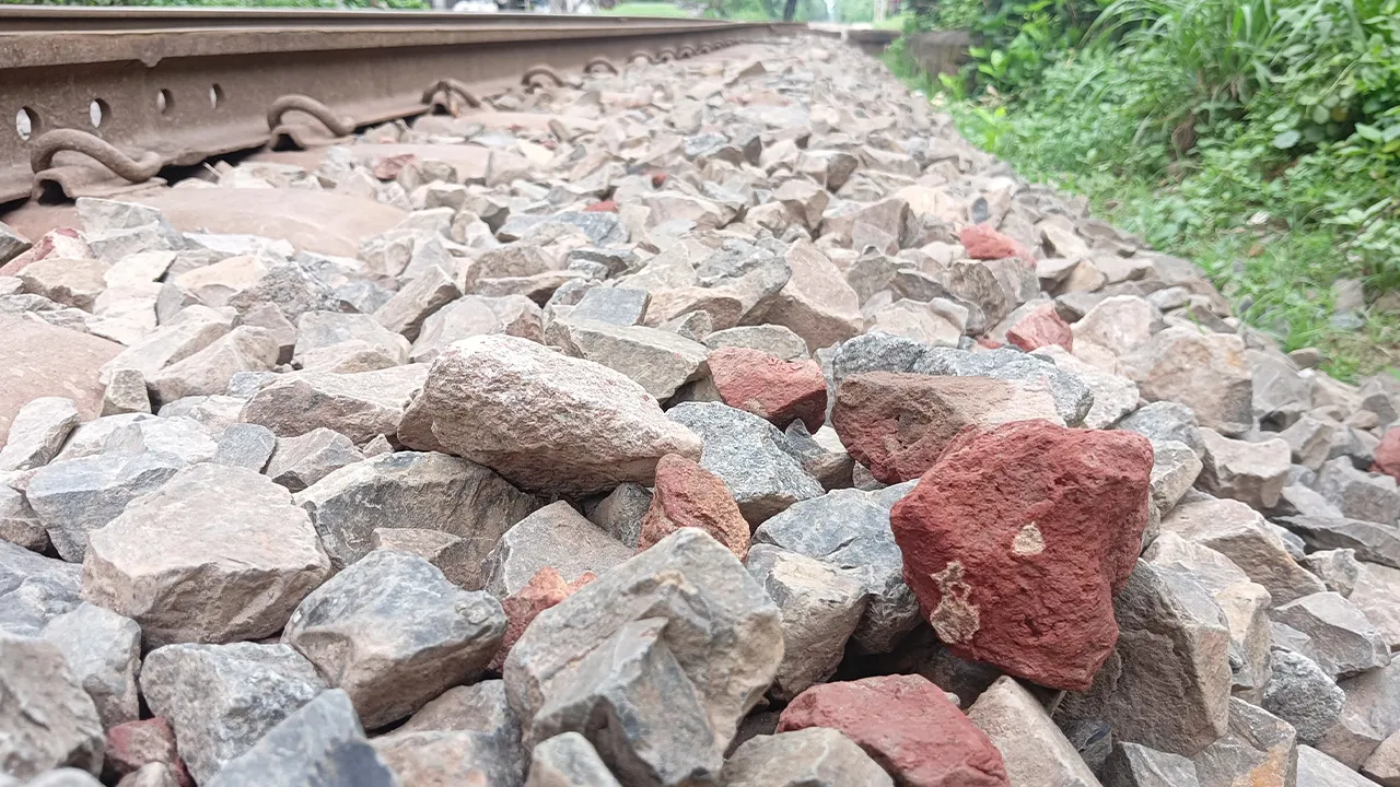 রাজশাহী রেললাইনে পাথরের সঙ্গে ইটের খোয়া!