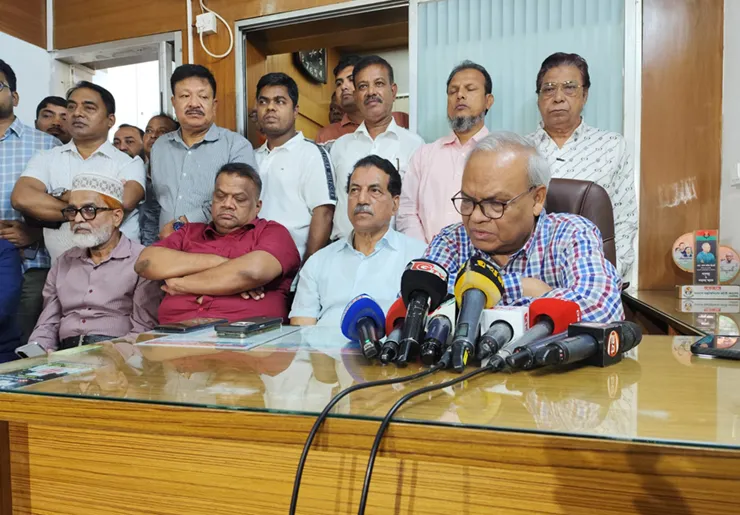 “আগুনে দেশ জ্বলছে, ষড়যন্ত্র চলছে” রিজভীর অভিযোগ