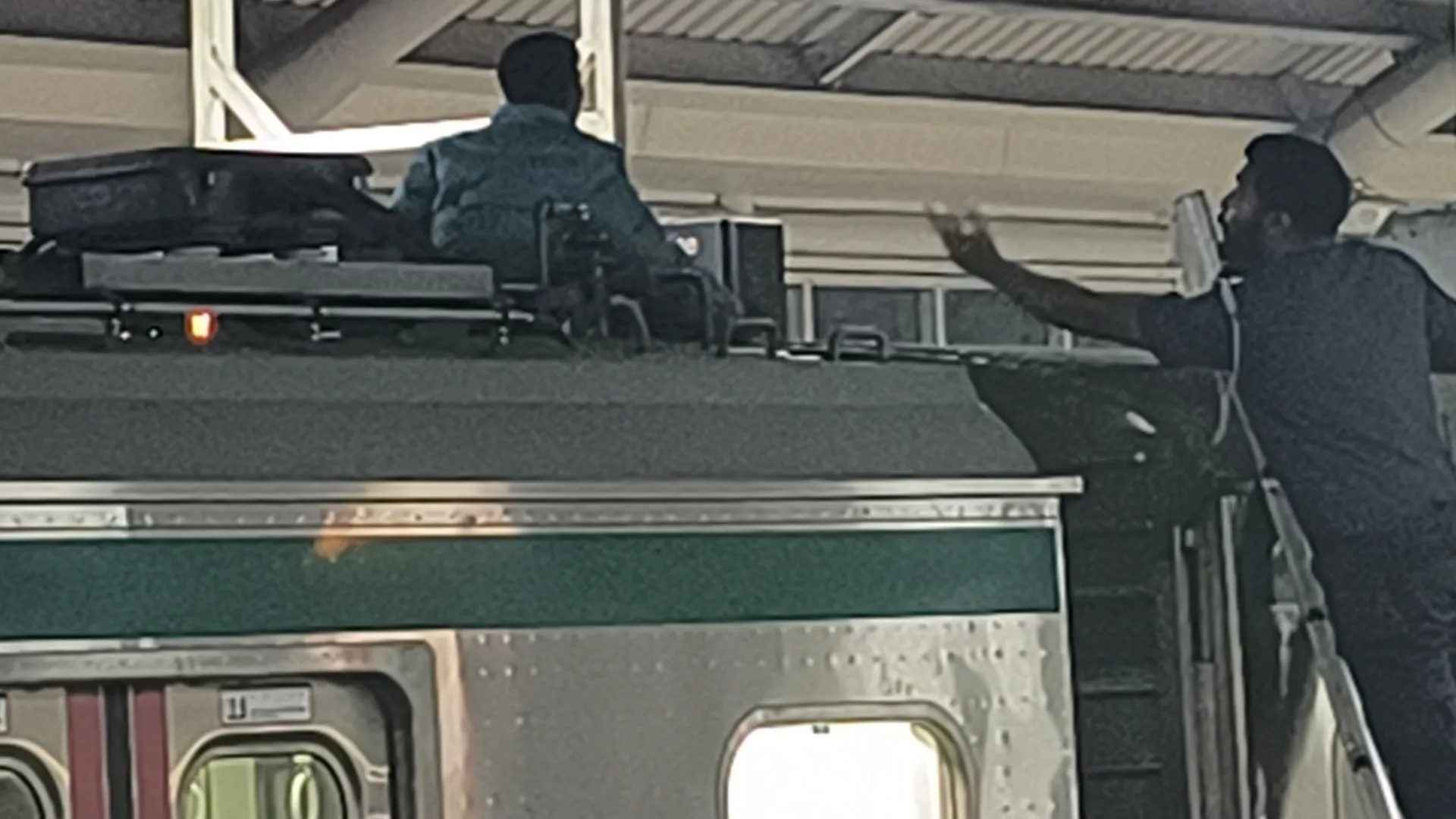 মেট্রোর ছাদে ২ কিশোর, চলাচল বন্ধ